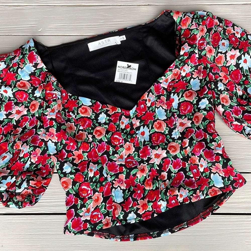 NWT ASTR THE LABEL Red Floral Cropped Blouse size S